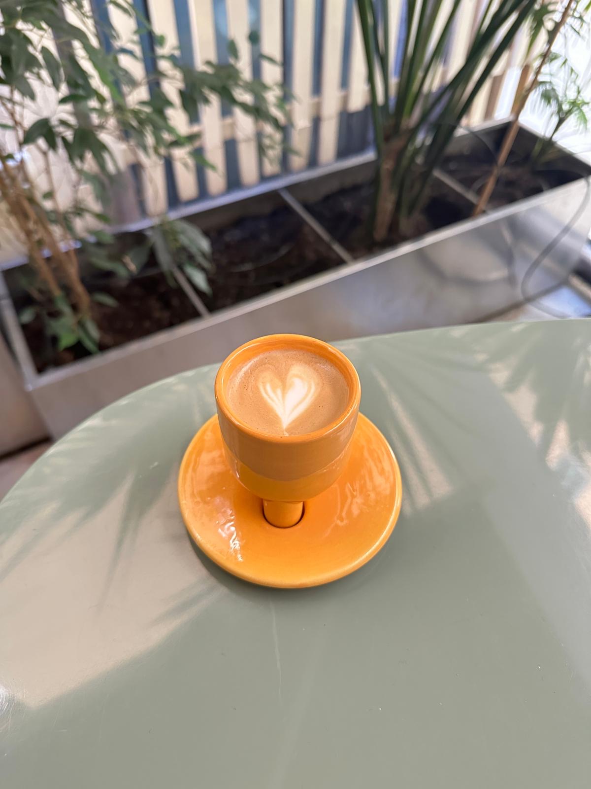 cUUUp Glossy – Sculptural Ceramic Espresso Cup and Saucer